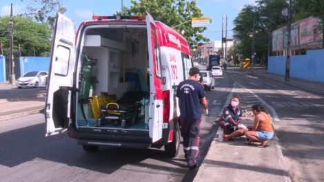 avenida-em-fortaleza-tem-sequencia-de-acidentes-com-motos-apos-derramamento-de-oleo