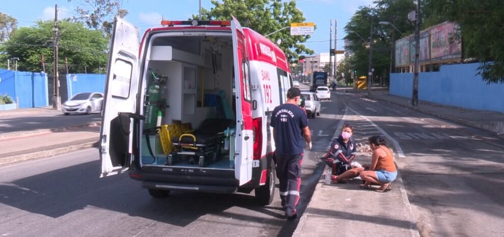 avenida-em-fortaleza-tem-sequencia-de-acidentes-com-motos-apos-derramamento-de-oleo
