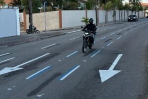 faixa-azul-para-motos-comeca-a-ser-implantada-em-mais-uma-avenida-de-fortaleza;-confira