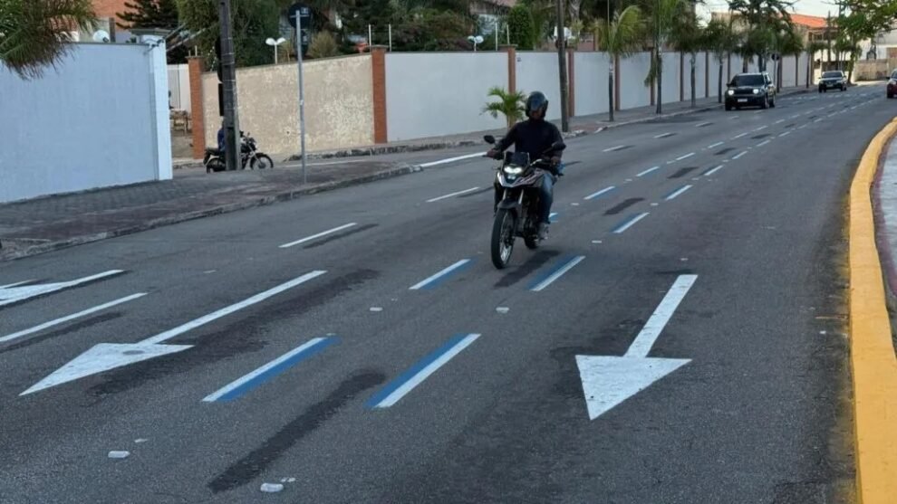 faixa-azul-para-motos-comeca-a-ser-implantada-em-mais-uma-avenida-de-fortaleza;-confira