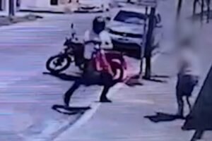 mulher-e-assaltada-em-rua-de-fortaleza-e-tem-a-bolsa-roubada;-veja-o-video