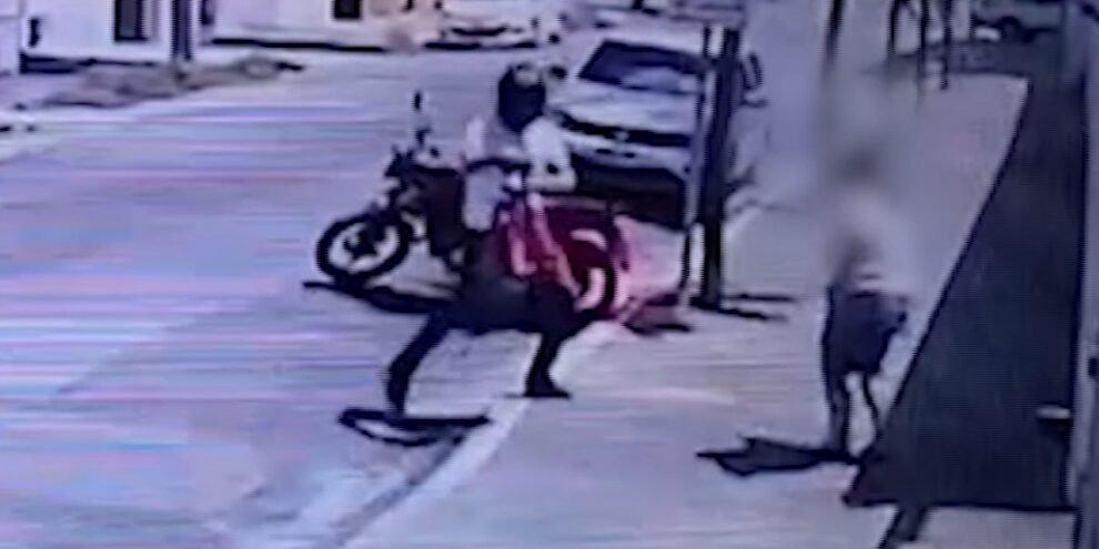 mulher-e-assaltada-em-rua-de-fortaleza-e-tem-a-bolsa-roubada;-veja-o-video