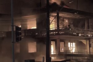 apos-incendio-em-sucata-em-fortaleza,-familias-retiradas-de-imoveis-vizinhos-nao-tem-para-onde-ir