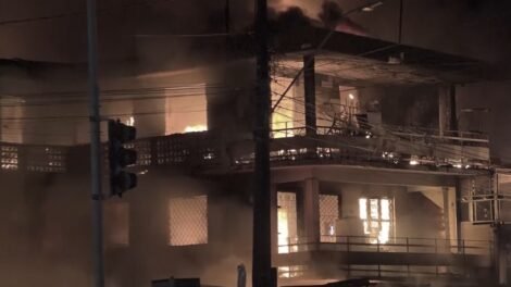 apos-incendio-em-sucata-em-fortaleza,-familias-retiradas-de-imoveis-vizinhos-nao-tem-para-onde-ir