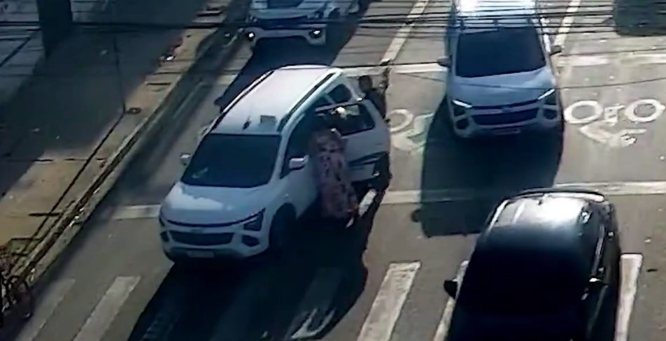 policiais-militares-auxiliam-parto-em-taxi-em-fortaleza;-confira-o-video