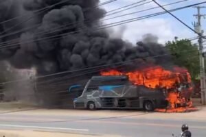 incendio:-onibus-pega-fogo-em-estrada-em-caninde,-no-ceara