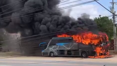 incendio:-onibus-pega-fogo-em-estrada-em-caninde,-no-ceara