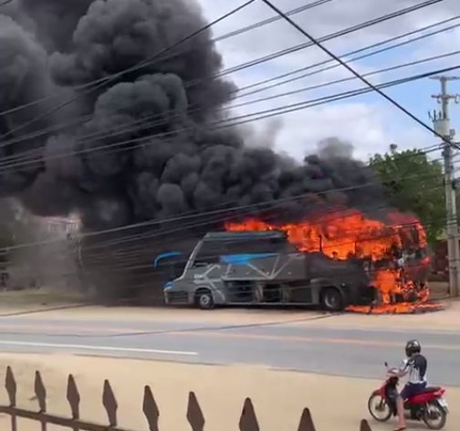 incendio:-onibus-pega-fogo-em-estrada-em-caninde,-no-ceara
