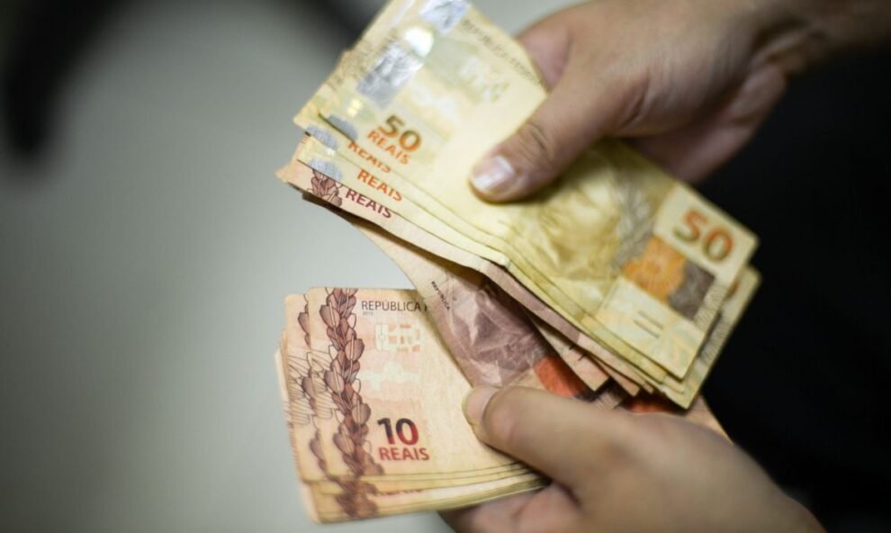 novo-salario-minimo-impulsiona-renda-e-deve-movimentar-bilhoes-na-economia-brasileira