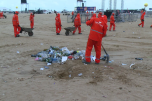 pos-reveillon:-toneladas-de-lixo-sao-retiradas-da-praia-de-iracema