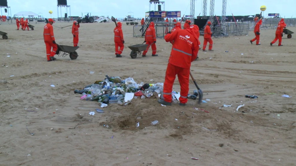 pos-reveillon:-toneladas-de-lixo-sao-retiradas-da-praia-de-iracema