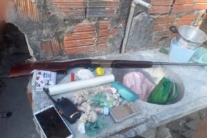 policia-militar-apreende-espingardas-e-drogas-em-fortaleza,-caucaia-e-horizonte,-no-ceara