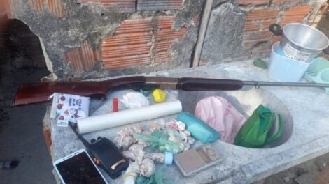 policia-militar-apreende-espingardas-e-drogas-em-fortaleza,-caucaia-e-horizonte,-no-ceara