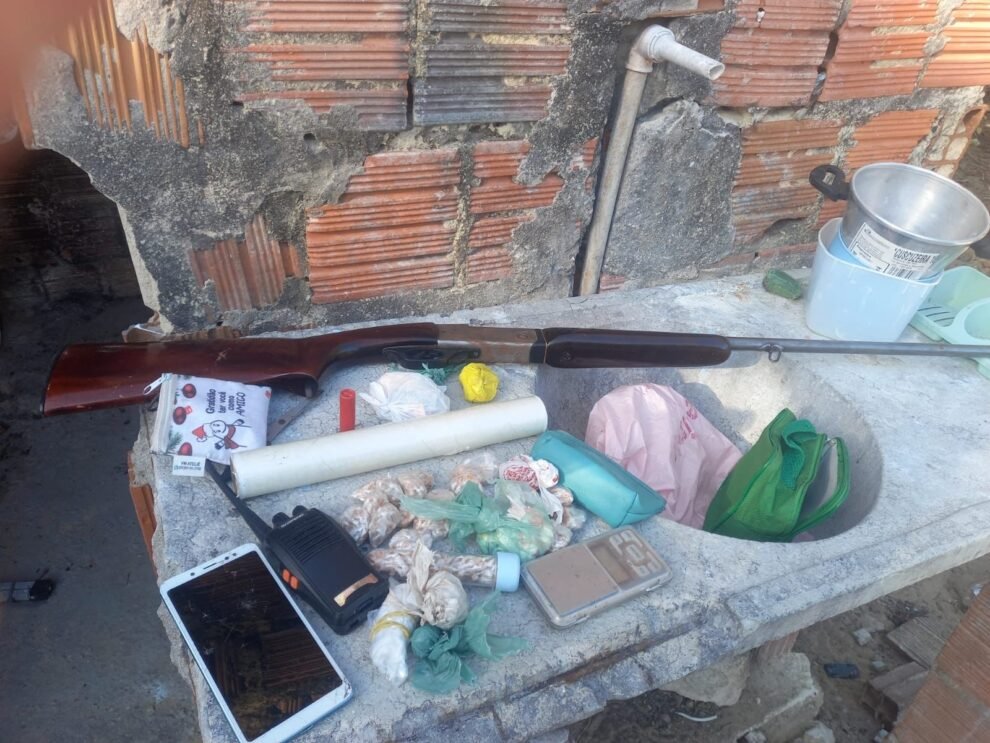 policia-militar-apreende-espingardas-e-drogas-em-fortaleza,-caucaia-e-horizonte,-no-ceara