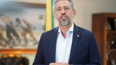 “o-dialogo-e-a-paz-devem-prevalecer”,-diz-elmano-apos-ataque-dos-eua-a-venezuela
