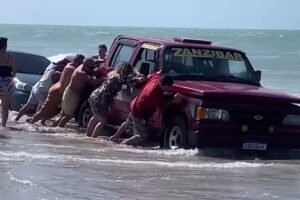 carros-ficam-atolados-em-praia-no-ceara-apos-mare-subir;-confira-o-video