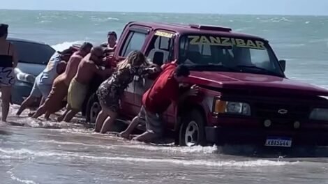 carros-ficam-atolados-em-praia-no-ceara-apos-mare-subir;-confira-o-video