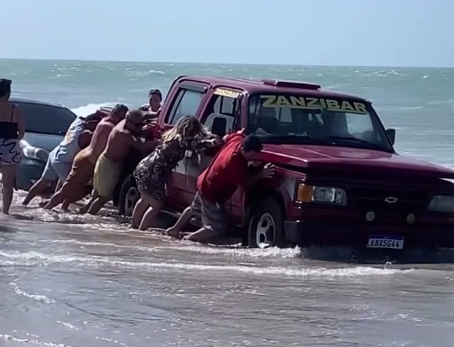 carros-ficam-atolados-em-praia-no-ceara-apos-mare-subir;-confira-o-video