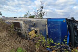 onibus-que-levava-turistas-a-jericoacoara-tomba-em-estrada-em-trairi,-no-ceara