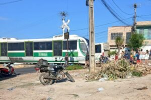 colisao-entre-onibus-e-trem-do-vlt-e-registrada-em-sobral-nesta-quinta-feira-(8)