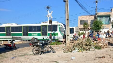 colisao-entre-onibus-e-trem-do-vlt-e-registrada-em-sobral-nesta-quinta-feira-(8)