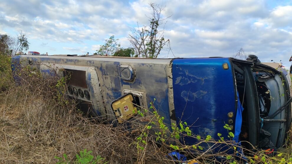 empresa-afirma-que-onibus-de-turismo-que-tombou-no-ceara-estava-regular-e-em-boas-condicoes