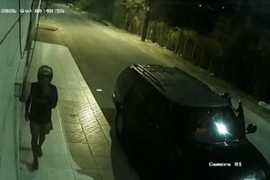 tres-homens-usando-capacete-furtam-carro-em-rua-do-bairro-messejana,-em-fortaleza
