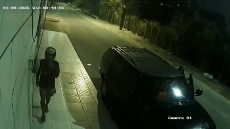 tres-homens-usando-capacete-furtam-carro-em-rua-do-bairro-messejana,-em-fortaleza