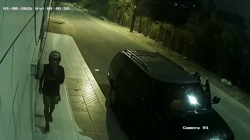 tres-homens-usando-capacete-furtam-carro-em-rua-do-bairro-messejana,-em-fortaleza