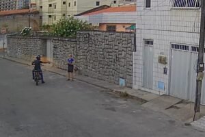 criminoso-rouba-alianca-de-idosa-que-passeava-com-cachorro-no-bairro-monte-castelo,-em-fortaleza