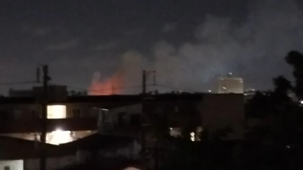 incendio-em-terreno-baldio-mobiliza-bombeiros-na-avenida-joao-pessoa,-em-fortaleza