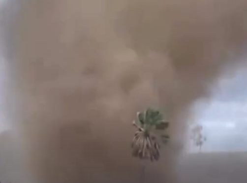 grande-redemoinho-assusta-moradores-no-municipio-de-caninde