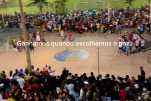 pacto-de-paz-entre-faccoes-leva-multidao-a-areninha-do-pirambu-durante-jogos-de-futebol