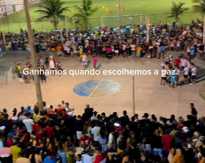 pacto-de-paz-entre-faccoes-leva-multidao-a-areninha-do-pirambu-durante-jogos-de-futebol