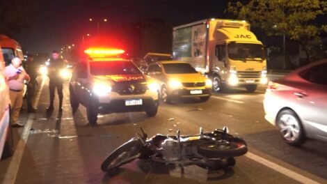 tres-pessoas-ficam-feridas-apos-pedestre-atravessar-rodovia-de-repente-e-ser-atropelado,-em-fortaleza