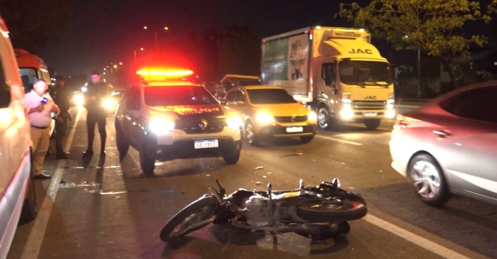 tres-pessoas-ficam-feridas-apos-pedestre-atravessar-rodovia-de-repente-e-ser-atropelado,-em-fortaleza