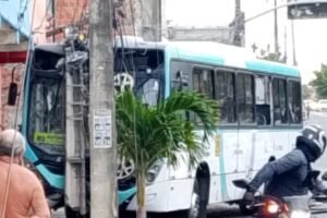acidente:-onibus-derruba-poste-em-avenida-de-fortaleza