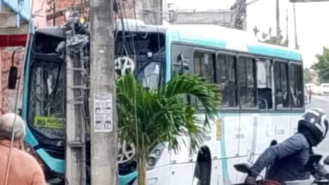 acidente:-onibus-derruba-poste-em-avenida-de-fortaleza