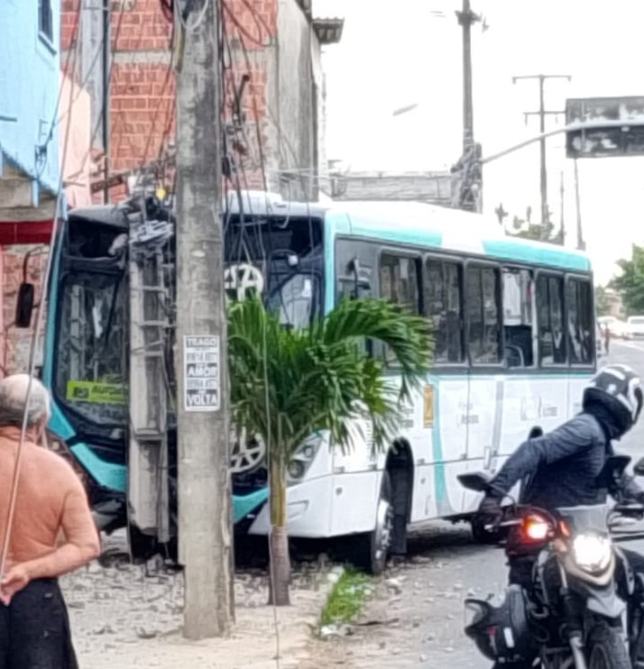 acidente:-onibus-derruba-poste-em-avenida-de-fortaleza