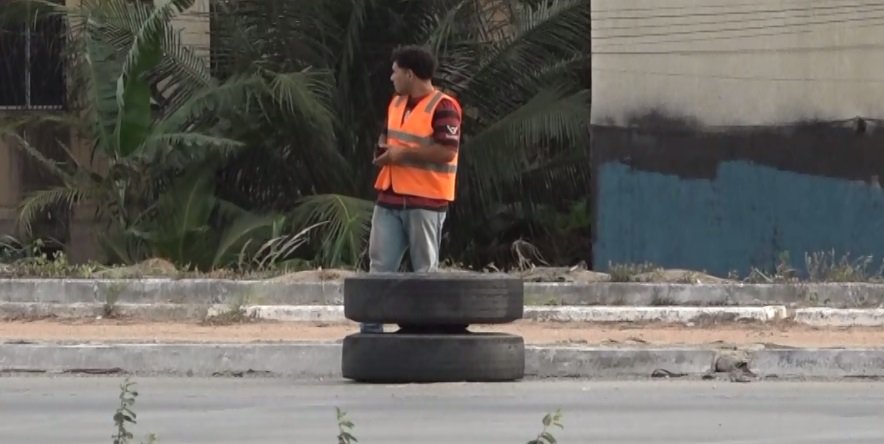 homem-e-flagrado-furtando-mercadorias-de-caminhao,-em-fortaleza,-enquanto-o-motorista-almocava
