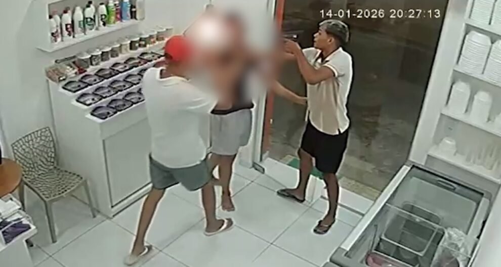 criminosos-se-passam-por-clientes-para-fazer-assalto-em-loja-de-acai-no-ceara;-acao-foi-flagrada