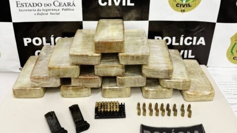 casal-e-preso-apos-ser-flagrado-com-filha-de-seis-anos-em-carro-com-15,4-kg-de-crack-e-armas-no-ceara