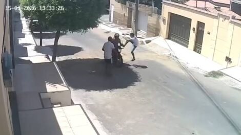 idoso-de-64-anos-e-derrubado-de-moto-e-roubado-por-dois-criminosos-em-sobral,-no-ceara
