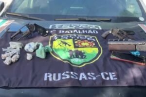 padrasto-e-enteado-sao-presos-com-espingarda-e-drogas-em-russas,-no-interior-do-ceara