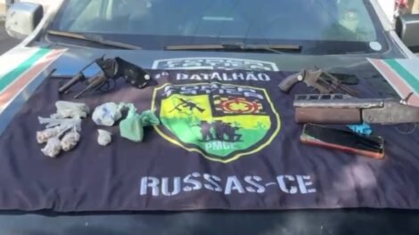padrasto-e-enteado-sao-presos-com-espingarda-e-drogas-em-russas,-no-interior-do-ceara