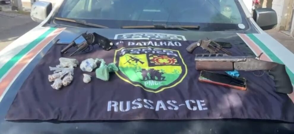 padrasto-e-enteado-sao-presos-com-espingarda-e-drogas-em-russas,-no-interior-do-ceara