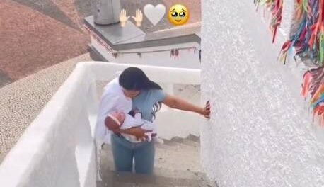 mae-sobe-escadaria-de-igreja-com-filha-nos-bracos-apos-bebe-sobreviver,-no-ceara