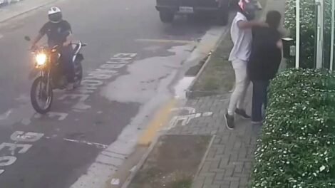 advogado-e-abordado-na-porta-de-casa-e-tem-cordao-de-ouro-avaliado-em-r$-28-mil-roubado-em-fortaleza