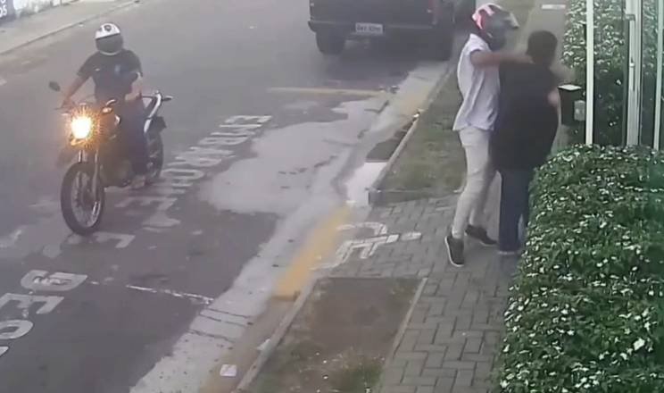 advogado-e-abordado-na-porta-de-casa-e-tem-cordao-de-ouro-avaliado-em-r$-28-mil-roubado-em-fortaleza