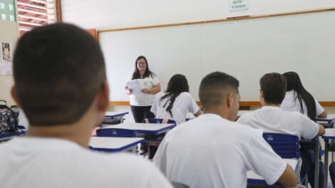 elmano-anuncia-pagamento-do-reajuste-de-5,4%-para-professores-no-ceara